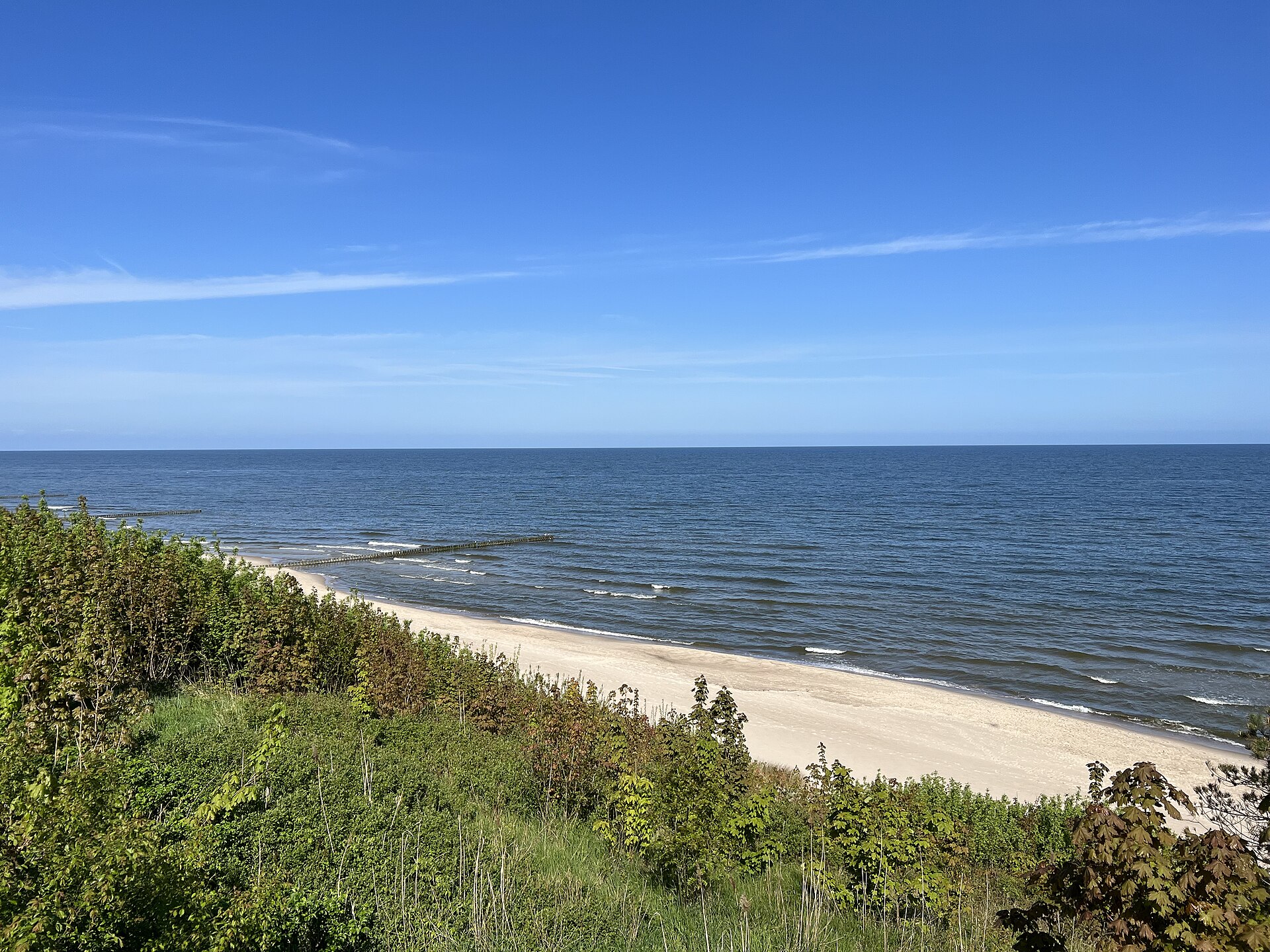 Plaża i Bałtyk widziane z nadmorskiej promenady w Rewalu